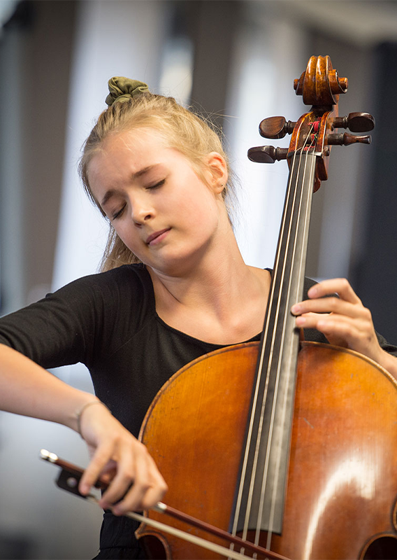 Frau Spiel Cello