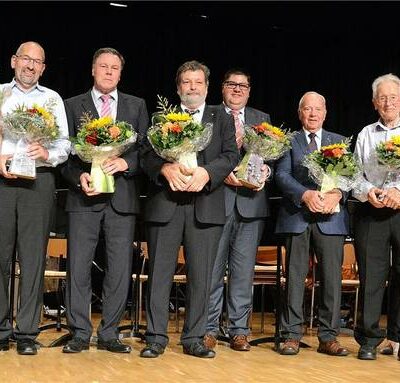 Regierungsrat Roland Heim (Bildmitte) ehrte die Gründungs- und die ehemaligen und heutigen OK-Mitglieder des Musikwettbewerbes, die teils seit mehr als 30 Jahren ehrenamtlich für den Grossanlass tätig sind.