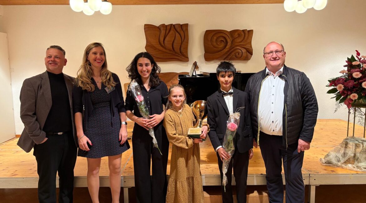 Musikwettbewerb Laupersdorf: Andreas Kamber (Chef-Juror), Andrea Probst (OK-Präsidentin), Livia Tabatabai, Lena Donven aus Luxemburg, Adriel Wettenschwiler und Regierungsrat Peter Hodel (v.l.).